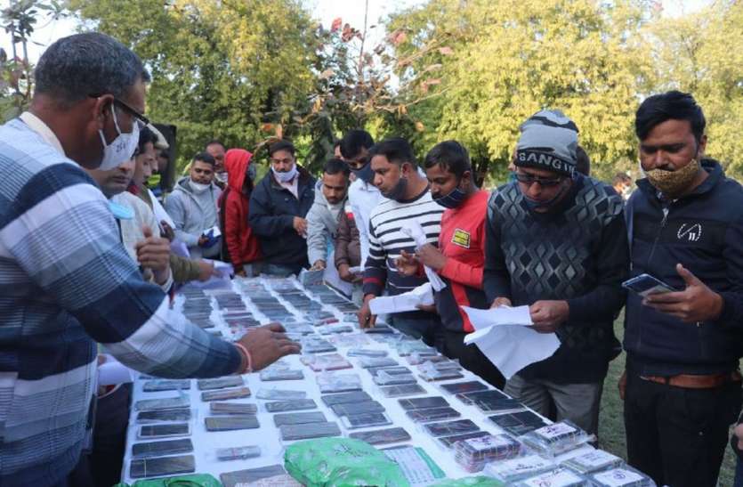 पुलिस ने मालिकों को लौटाए 60 लाख रुपए के 360 मोबाइल पुलिस ने मालिकों को लौटाए 60 लाख रुपए के 360 मोबाइल