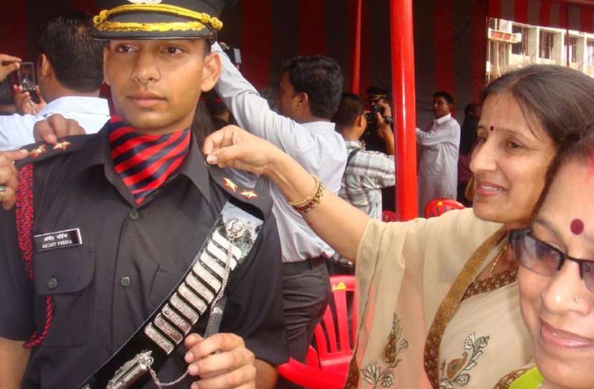 हमें नाज है हमारे 'लाल, पर ...देश पर जान लुटाकर हमारा सीना गर्व से और चौड़ा कर गया हमें नाज है हमारे 'लाल, पर ...देश पर जान लुटाकर हमारा सीना गर्व से और चौड़ा कर गया