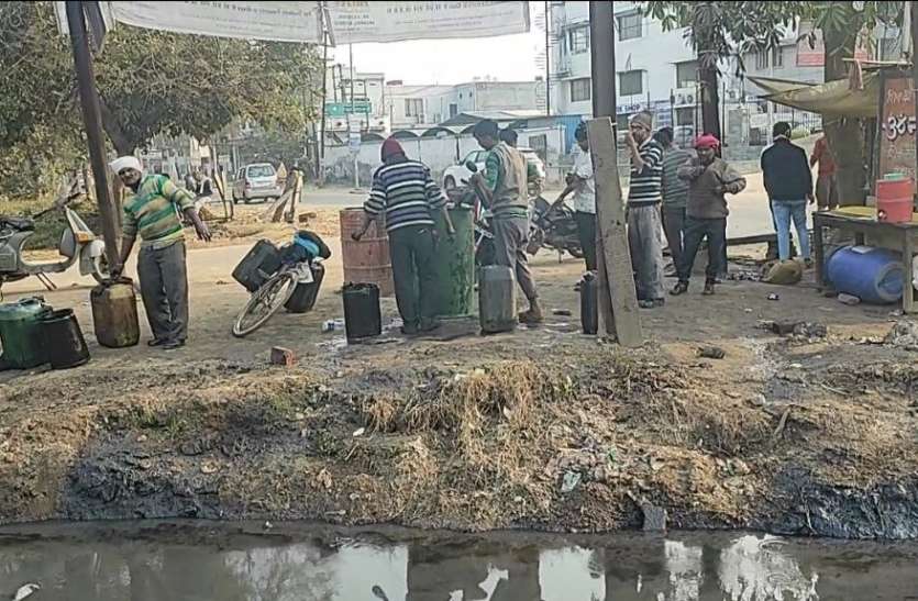 ghaziabad.jpeg नाले से मोबिल ऑयल बहता देख मची लूट, कपड़े का इस्तेमाल कर ड्रम भरकर ले गए लोग