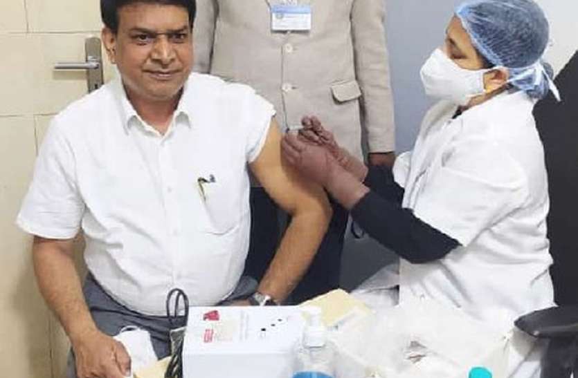 राजस्थान में टॉप पर उदयपुर, एक दिन में रिकॉर्ड 7904 स्वास्थ्यकर्मियों को लगाया टीका राजस्थान में टॉप पर उदयपुर, एक दिन में रिकॉर्ड 7904 स्वास्थ्यकर्मियों को लगाया टीका