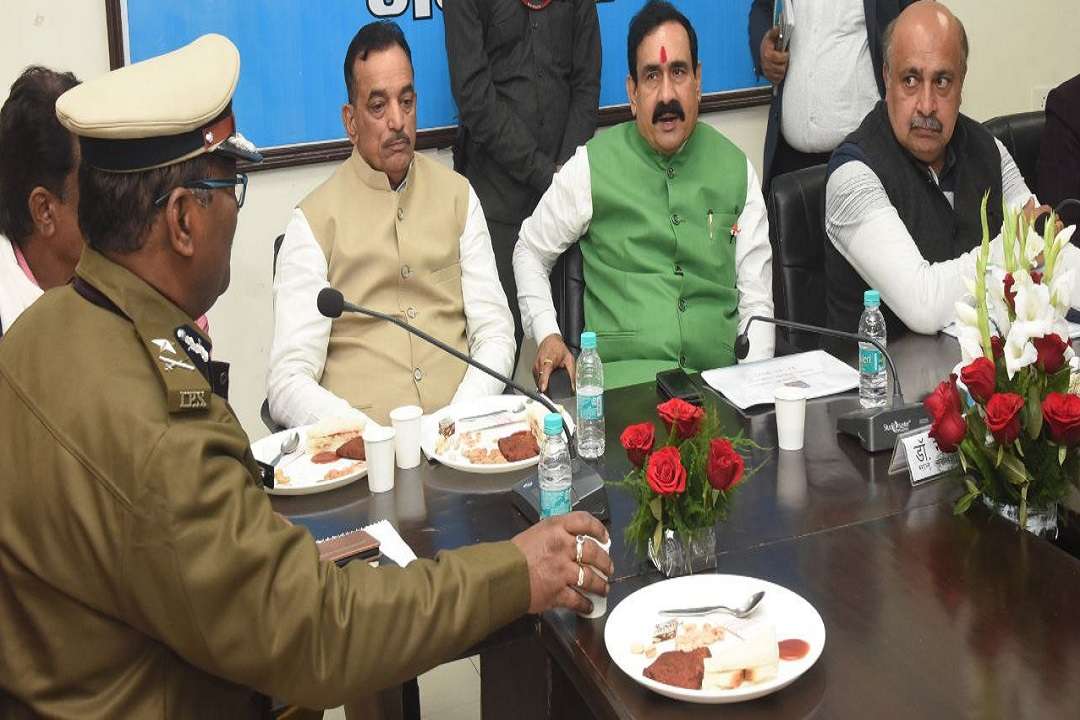पुलिस अधिकारियों संग बैठक लेते गृहमंत्री नरोत्तम मिश्रा