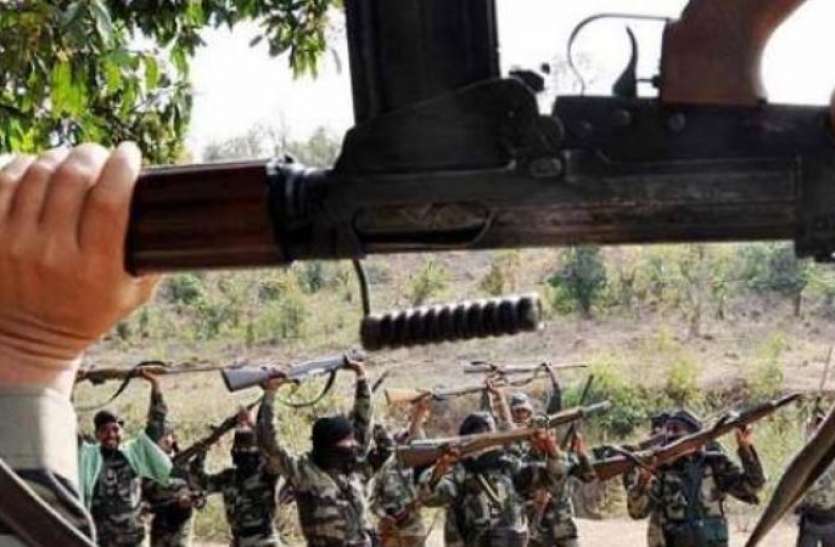 24 Naxals, including 12 women, surrender in Chhattisgarh छत्तीसगढ़: शोषण और अत्याचार से तंग आकर 24 नक्सलियों ने किया आत्मसमर्पण, तीन इनामी शामिल