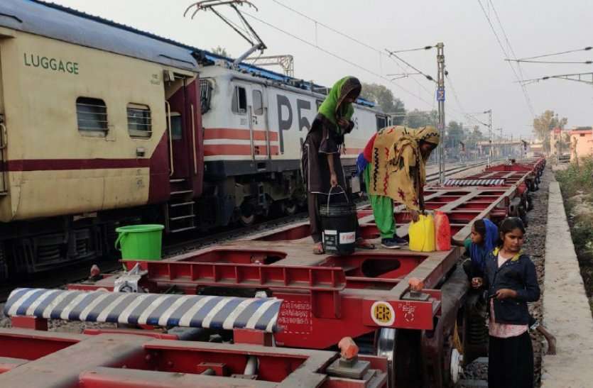 People Climbing On Goods Train At Alwar Railway Junction अलवर रेलवे स्टेशन पर खड़ी मालगाड़ी के ऊपर चढ़ने से जिन्दा जल गया था युवक, फिर भी सबक नहीं ले रहे लोग, जिम्मेदार मौन