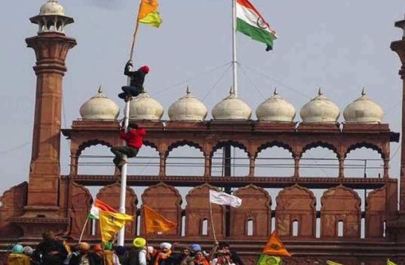 red fort गणतंत्र दिवस परेड में शामिल होने आए कलाकार ट्रैक्टर रैली में फंसे, पुलिस ने मुश्किल से निकाला