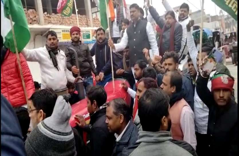 अधिकारियों के निर्देश के बाद सड़कों पर घूमती नजर आई ट्रैक्टर रैलियां,अधिकारियों के निर्देश के बाद सड़कों पर घूमती नजर आई ट्रैक्टर रैलियां अधिकारियों के निर्देश के बाद सड़कों पर घूमती नजर आई ट्रैक्टर रैलियां