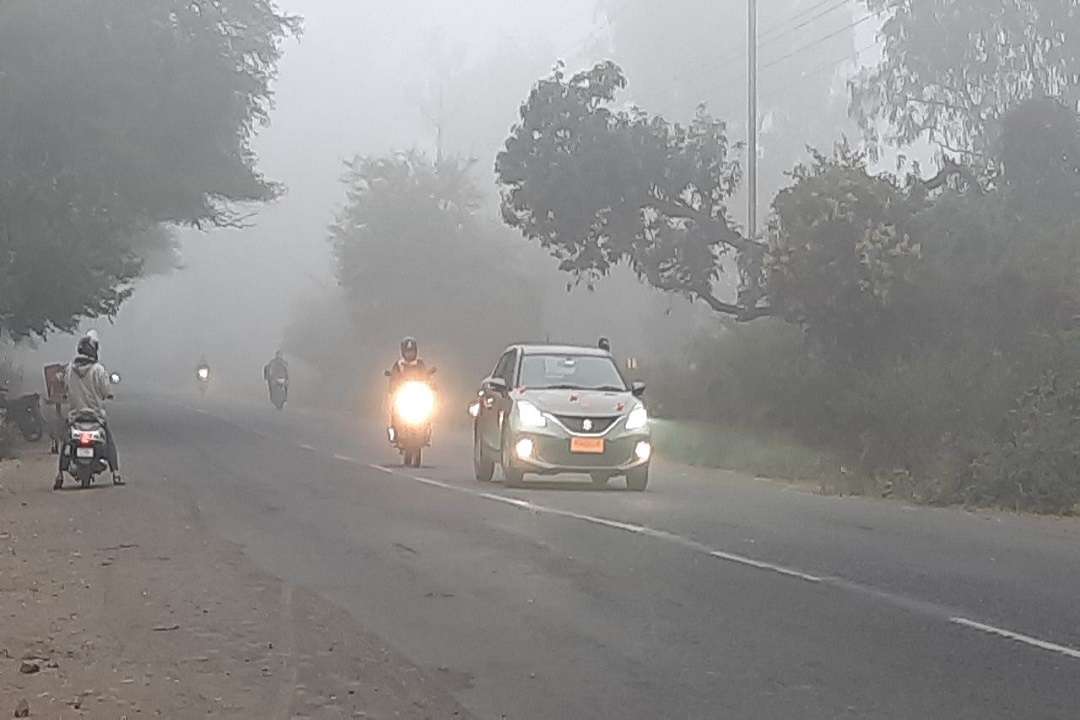 कोहरे की चादर में लिपटी सुबह