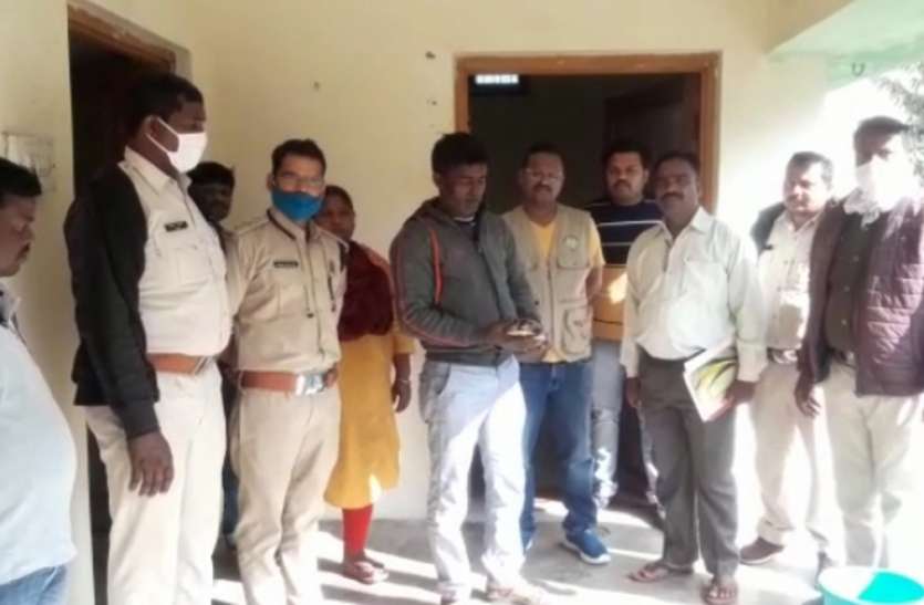 Forest staff recovered illegally reared turtles at home वन अमले ने घर में अवैध रूप से पाले गए कछुए को किया बरामद