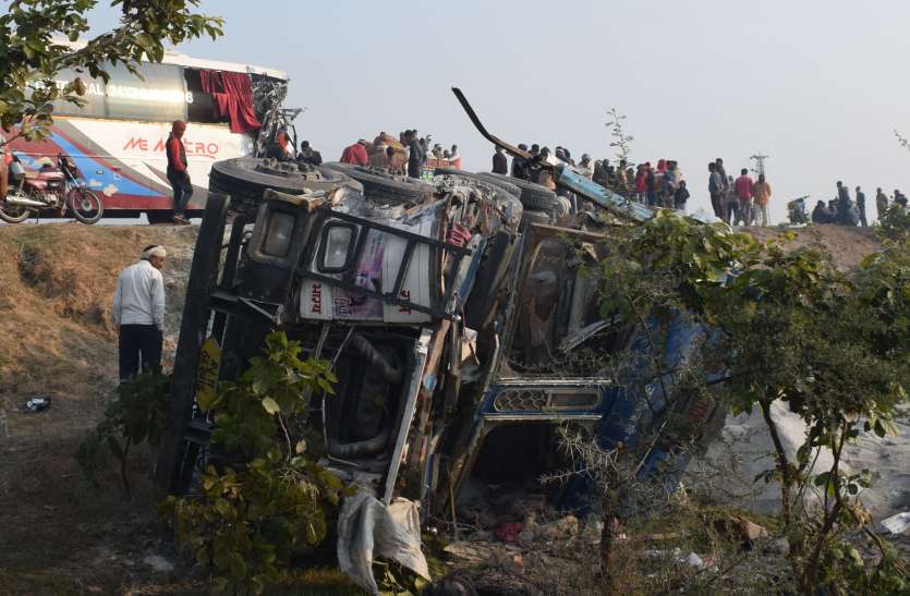 Bus-truck collision, one killed, six injured, accident due to high speed बस-ट्रक की भिडंत, एक की मौत, छह घायल,तेज रफ्तार के कारण हुआ हादसा
