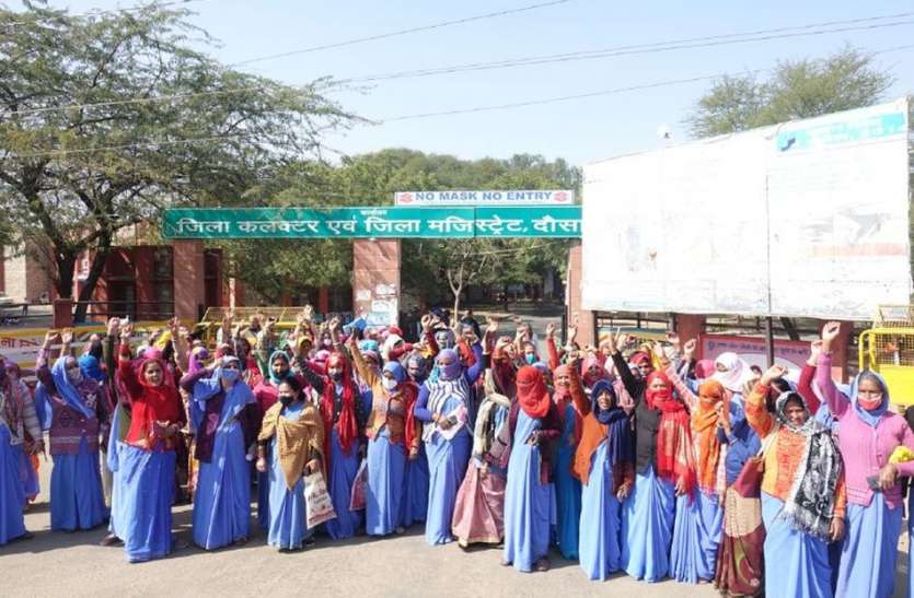 नियमित करने की मांग को लेकर आशा सहयोगिनियों ने किया विरोध-प्रदर्शन नियमित करने की मांग को लेकर आशा सहयोगिनियों ने किया विरोध-प्रदर्शन