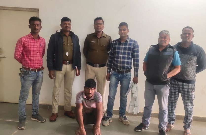 4 साल से फरार आरोपी को कटंगी पुलिस ने किया गिरफ्तार 4 साल से फरार आरोपी को कटंगी पुलिस ने किया गिरफ्तार