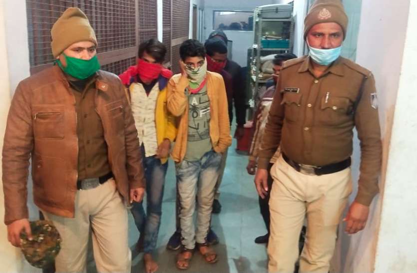 ग्वालियर से चोरी किए कीमती गहने व नकदी समेत चार आरोपी पकड़े ग्वालियर से चोरी किए कीमती गहने व नकदी समेत चार आरोपी पकड़े