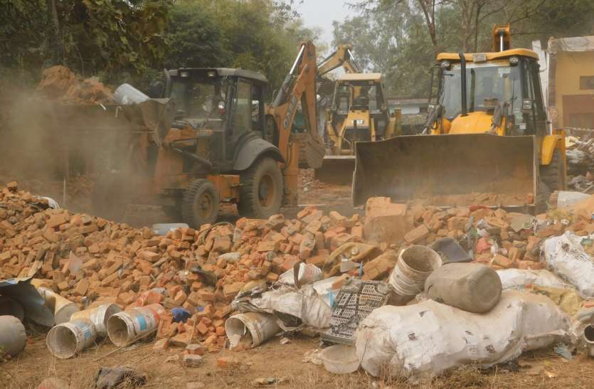 Blighted encroachers and criminals' hideout demolished रसूखदार अतिक्रमणकारी और अपराधियों के ठिकाने ध्वस्त
