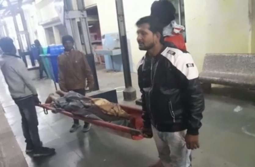 2901nsp21.jpg रात ढाई बजे तक की शव की रखवाली, पटरियों पर एक किमी चल कर स्टेशन पहुंचाया शव