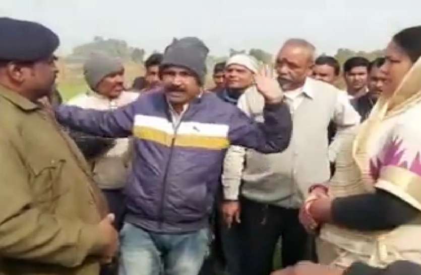 Farmer's body found hanging, hanged, accused of harassing police फंदे पर लटका मिला किसान का शव, पुलिस पर प्रताड़ना का आरोप