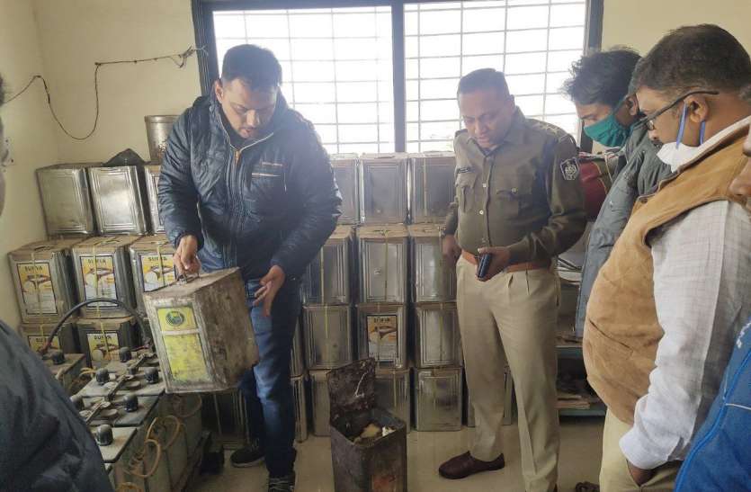 Illegal factory making fake ghee caught by police नकली घी के अवैध कारखाने पर पुलिस का छापा, एक हजार 300 किग्रा घी जब्त