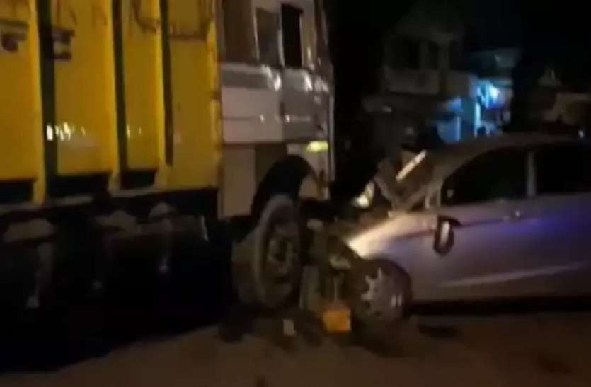 ट्रक ने मारी कार को टक्कर, एक की मौत कार और ट्रक में जोरदार टक्कर, एक की मौत, तीन घायल