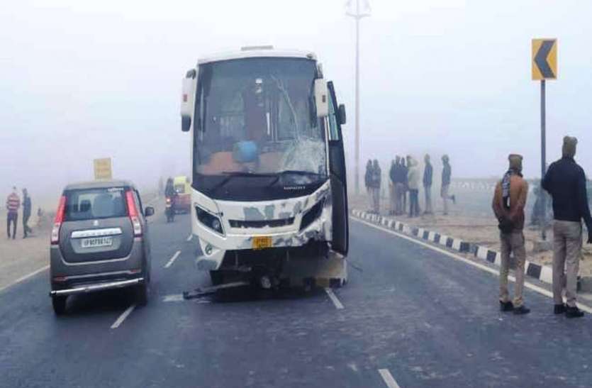 road accident कोहरे का कहरः बस की टक्कर से बाइक सवार एक युवक की मौत, एक गंभीर