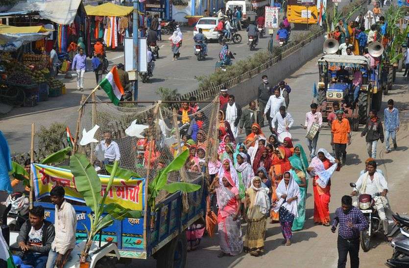 Farmers and villagers take out tractor rally on national songs किसान और ग्रामीणों ने राष्ट्रीय गीतों की धून पर निकाली ट्रैक्टर रैली