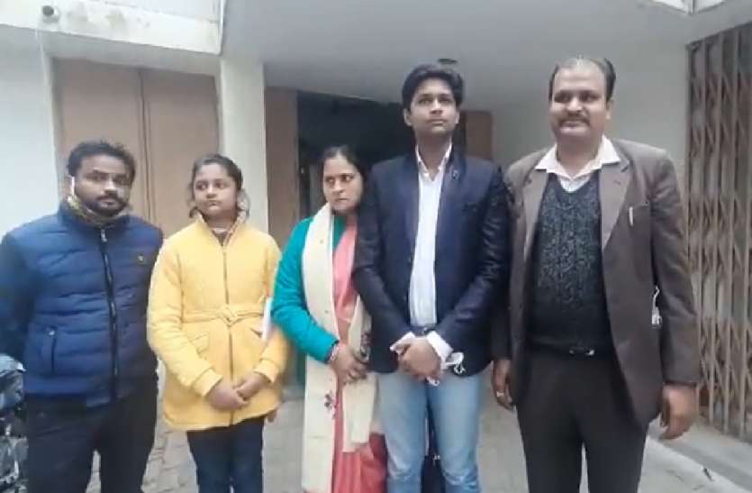 बाराबंकी के कुंवर दिव्यांश की पीएम मोदी ने थपथपाई पीठ, तेरह साल की उम्र में बचाई थी अपनी बहन की जान बाराबंकी के कुंवर दिव्यांश की पीएम मोदी ने थपथपाई पीठ, तेरह साल की उम्र में बचाई थी अपनी बहन की जान