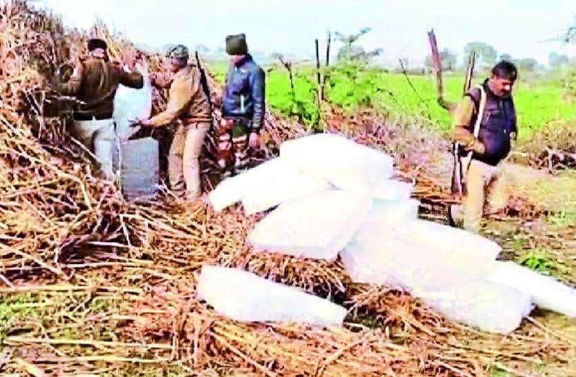 शराब का अवैध कारखाना पकड़ा, खाली बारदाने के अलावा पैकिंग मशीन, सामग्री सहित तैयार शराब भी बरामद शराब का अवैध कारखाना पकड़ा, खाली बारदाने के अलावा पैकिंग मशीन, सामग्री सहित तैयार शराब भी बरामद