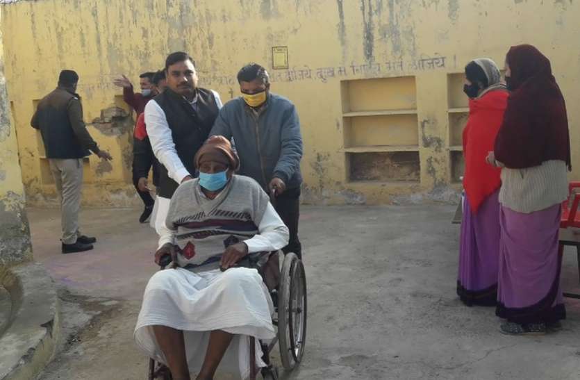 कोई धोक लगाकर तो कोई गले मिलकर जुटा रहा समर्थन, मतदान केंद्रों पर सुबह ही कतारें कोई धोक लगाकर तो कोई गले मिलकर जुटा रहा समर्थन, मतदान केंद्रों पर कतारें