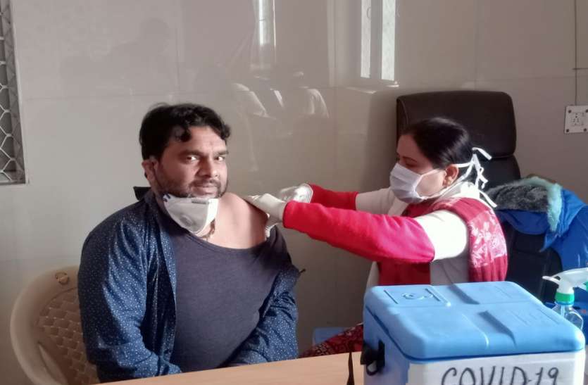 प्रधानमंत्री के सपने को पूरा करना है। उत्तर प्रदेश राष्ट्रीय स्वास्थ्य मिशन संविदा कर्मचारी संघ ने कराया वैक्सीनेशन