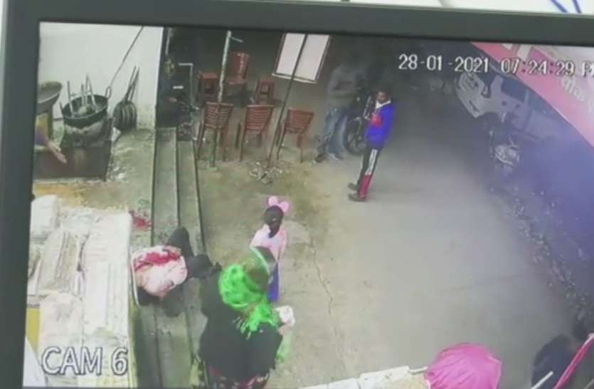 cctv.jpg महिला की चाकू मारकर हत्या, सीसीटीवी में कैद हुई पूरी घटना, देखें