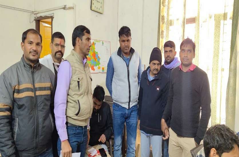 ऑडिट में रिकवरी नहीं निकालने के लिए मांगी रिश्वत, ग्राम विकास अधिकारी 17 हजार की रिश्वत लेते पकड़ा ऑडिट में रिकवरी नहीं निकालने के लिए मांगी रिश्वत, ग्राम विकास अधिकारी 17 हजार की रिश्वत लेते पकड़ा