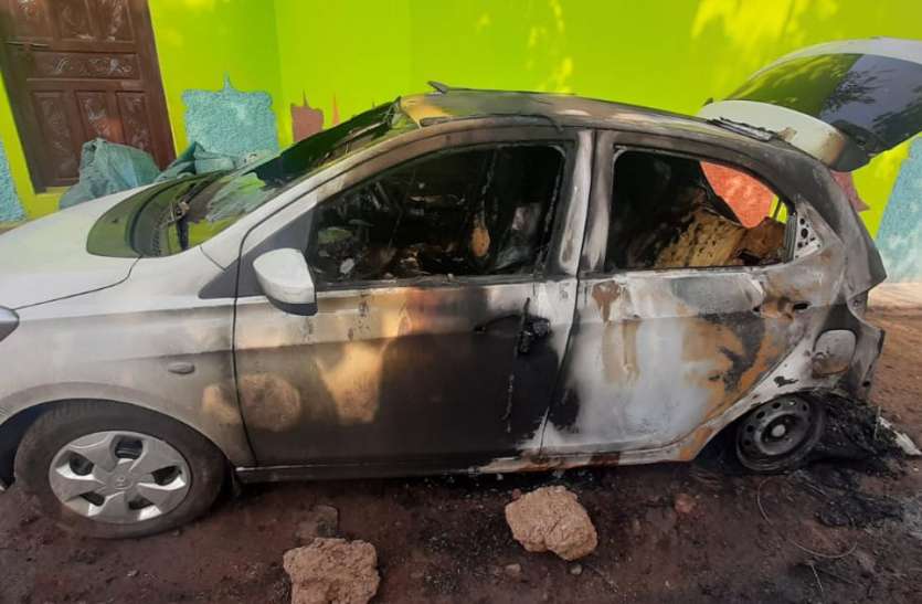 Fire in the vehicle parked in front of the house घर के सामने खड़े वाहन में लगी आग
