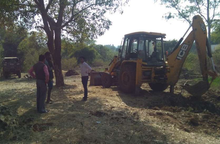 Mining: SDM seized machines and tractors खनन: एसडीएम ने जब्त की मशीन और ट्रैक्टर