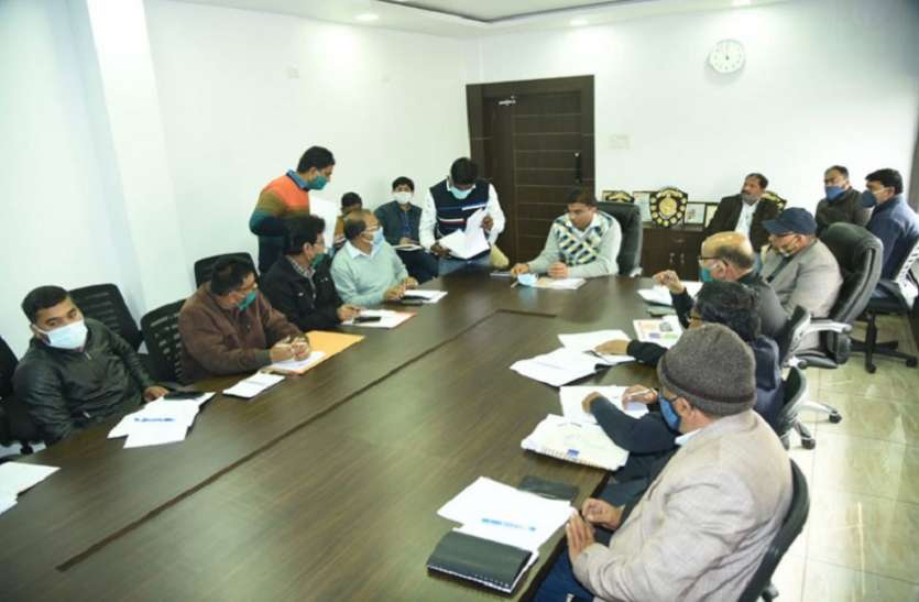 नगर निगम सभागार में आयोजित समीक्षा बैठक स्वच्छता जागरूकता को अब खेलों का सहारा