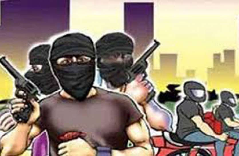 download.jpg सीने पर लोहे की रॉड अड़ाकर पीटा, बोले- रुपए दे नहीं तो गोली मार देंगे, बाइक छीन भागे बदमाश