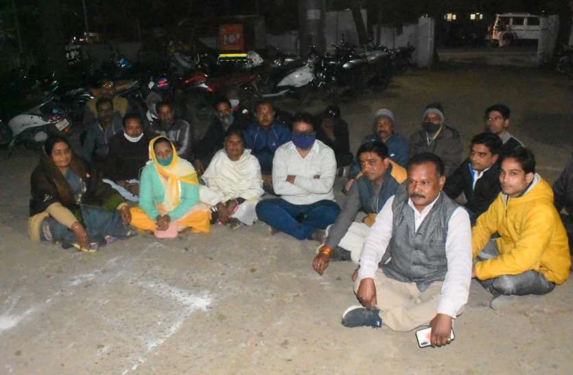 नाली निर्माण के विवाद में पूर्व पार्षद के बेटे को ले गई पुलिस, पूर्व नपाध्यक्ष और पार्षदों ने थाने में किया हंगामा नाली निर्माण के विवाद में पूर्व पार्षद के बेटे को ले गई पुलिस, पूर्व नपाध्यक्ष और पार्षदों ने थाने में किया हंगामा