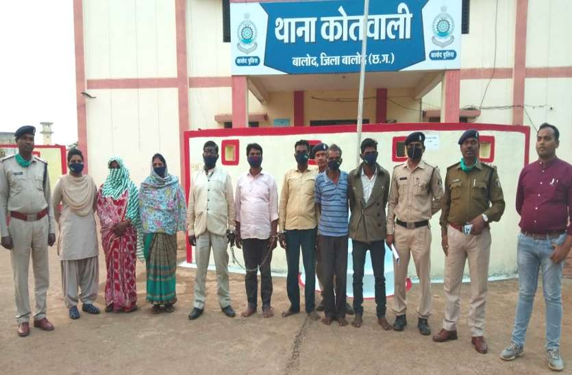 बालोद: सरपंच की हत्या करने वाले सात आरोपी गिरफ्तार, दो महिलाओं ने भी फावड़ा और डंडे से पीट-पीटकर मारा बालोद: सरपंच की हत्या करने वाले सात आरोपी गिरफ्तार, दो महिलाओं ने भी फावड़ा और डंडे से पीट-पीटकर मारा