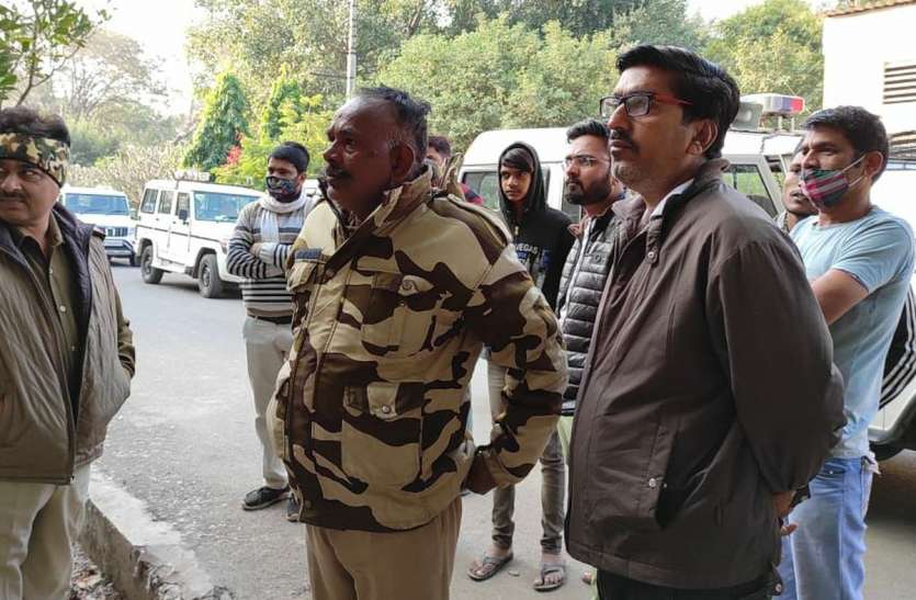 Leopard enters Sanavad's Avanti Sutamil, two employees injured सनावद की अवंती सुतमिल में घुसा तेंदुआ, दो कर्मचारी घायल