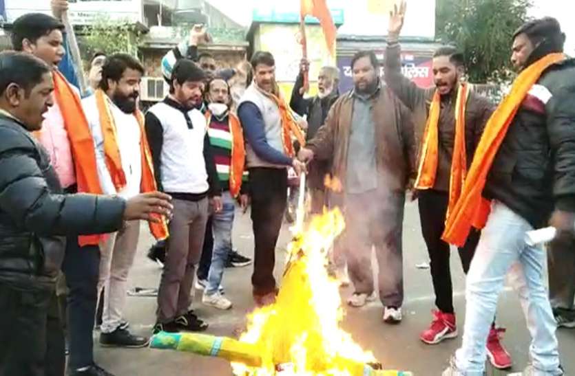 meerut.jpg राकेश टिकैत और योगेंद्र यादव को फर्जी किसान नेता बताते हुए फूंका पुतला