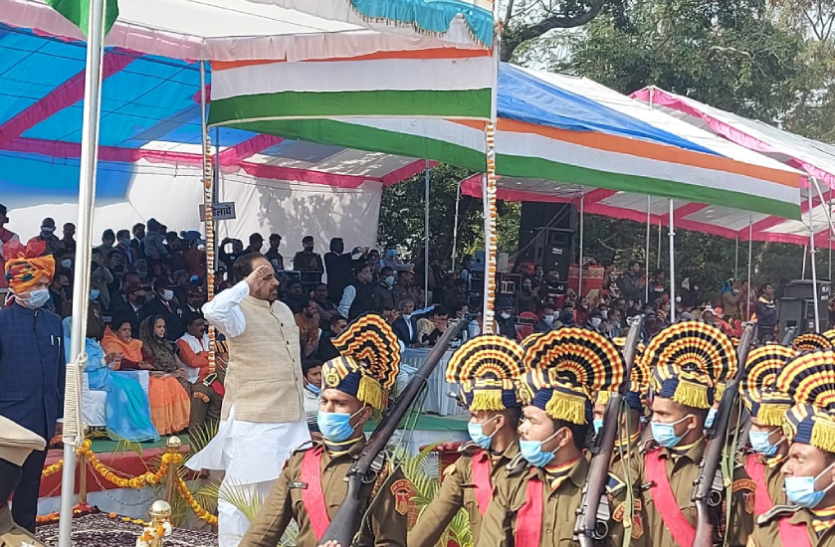 प्रोटोकॉल का उल्लंघन करने पर दो अधिकारी निलंबित, मंत्री ने तंज भरे लहजे में कहा था- अफसर सो गए होंगे इसलिए नहीं आए प्रोटोकॉल का उल्लंघन करने पर दो अधिकारी निलंबित, मंत्री ने तंज भरे लहजे में कहा था- अफसर सो गए होंगे इसलिए नहीं आए