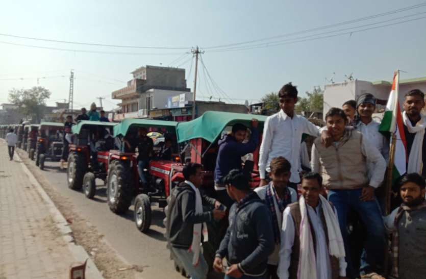 किसानों ने निकाली टै्रक्टर रैली किसानों ने निकाली टै्रक्टर रैली
