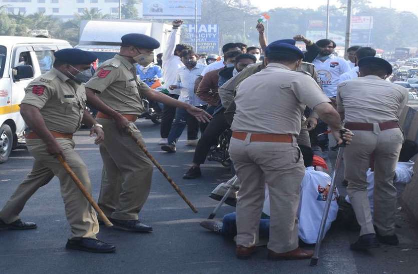 Surat/ मंजूरी बिना तिरंगा यात्रा निकाली, पास समन्वयक कथीरिया समेत 50 के खिलाफ मामला दर्ज Surat/ मंजूरी बिना तिरंगा यात्रा निकाली, पास समन्वयक कथीरिया समेत 50 के खिलाफ मामला दर्ज