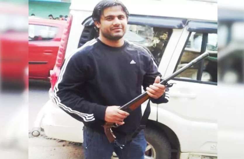 पुलिस पर फायरिंग कर भागने वाला इनामी बदमाश पपला गुर्जर गिरफ्तार पुलिस पर फायरिंग कर भागने वाला इनामी बदमाश पपला गुर्जर गिरफ्तार