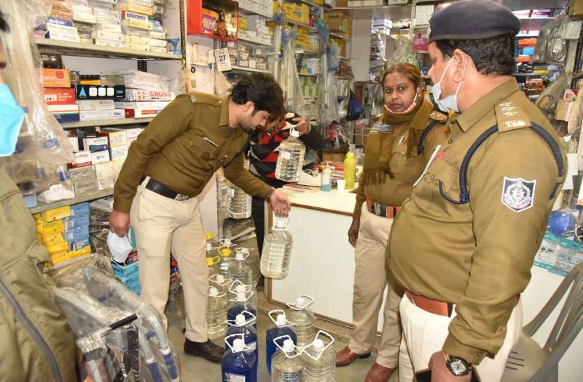 raid at medicine छापे में मिला 44 बोतल मेडिकल स्प्रिट, कैमिकल से बन रहे मसाले भी जब्त