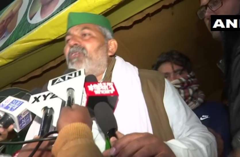 Rakesh Tikait किसान नेता राकेश टिकैत ने युवक को जड़ा थप्पड़, कहा- मीडिया से दुर्व्यवहार कर रहा था