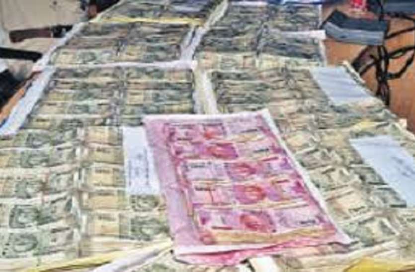 50 लाख रुपए लेकर घूम रहा था बड़ाबाजार में, पकड़ाया बिहारी युवक 50 लाख रुपए लेकर घूम रहा था बड़ाबाजार में, पकड़ाया बिहारी युवक