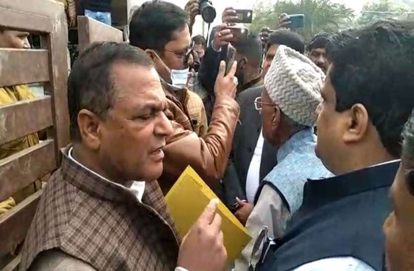 azamgarh news समाजवादी पार्टी के बुजुर्ग विधायक से पुलिस की धक्कामुक्की का आराेप, नाराज सपाइयों ने जमकर किया बवाल