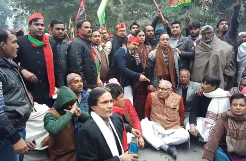 screenshot_from_2021-01-28_13-09-32.jpg ट्रैक्टर रैली निकालने पर सपा पर चला पुलिस का 'डंडा', 200 कार्यकर्ताओं पर केस दर्ज, 4 नेता गिरफ्तार