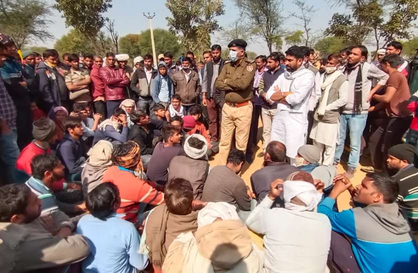 धारदार हथियार से गला गोदकर महिला की हत्या, इलाके में फैली सनसनी Murder-धारदार हथियार से गला गोदकर महिला की हत्या, इलाके में फैली सनसनी