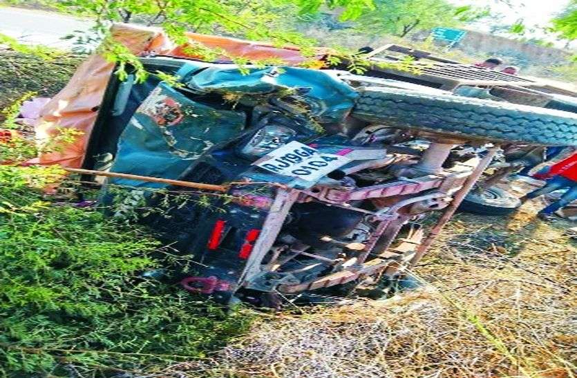 किसान आंदोलन से लौट रहा मिनी ट्रक पलटा, 8 घायल किसान आंदोलन से लौट रहा मिनी ट्रक पलटा, 8 घायल
