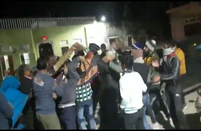 चुनाव को लेकर दो गुटों में हिंसक झड़प, 12 से ज्यादा घायल चुनाव को लेकर दो गुटों में हिंसक झड़प, 12 से ज्यादा घायल