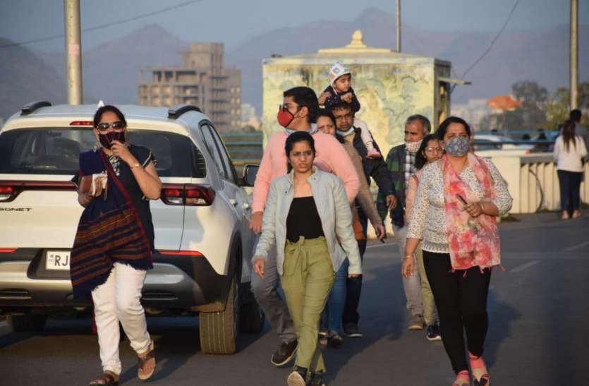 tourists in udaipur पर्यटन को ‘वैक्सीन’ : लेकसिटी में छुट्टियों का लुत्फ लेने पहुंचे पावणे