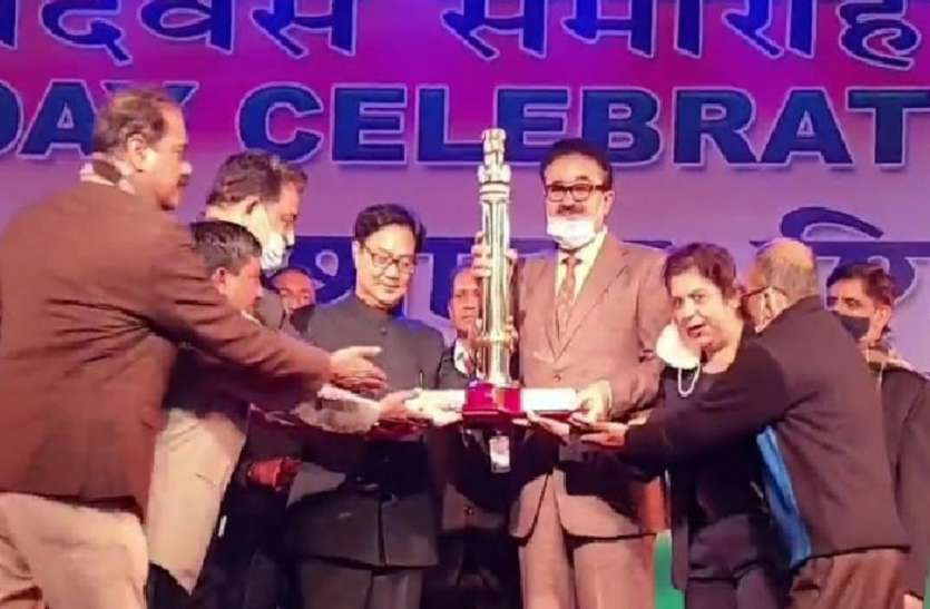 यूपी को मिला बड़ा सम्मान राम मंदिर झांकी आई नम्बर वन, नवनीत सहगल, सूचना निदेशक शिशिर ने ग्रहण किया पुरस्कार यूपी को मिला बड़ा सम्मान राम मंदिर झांकी आई नम्बर वन, एसीसी सूचना नवनीत सहगल, सूचना निदेशक शिशिर ने ग्रहण किया पुरस्कार